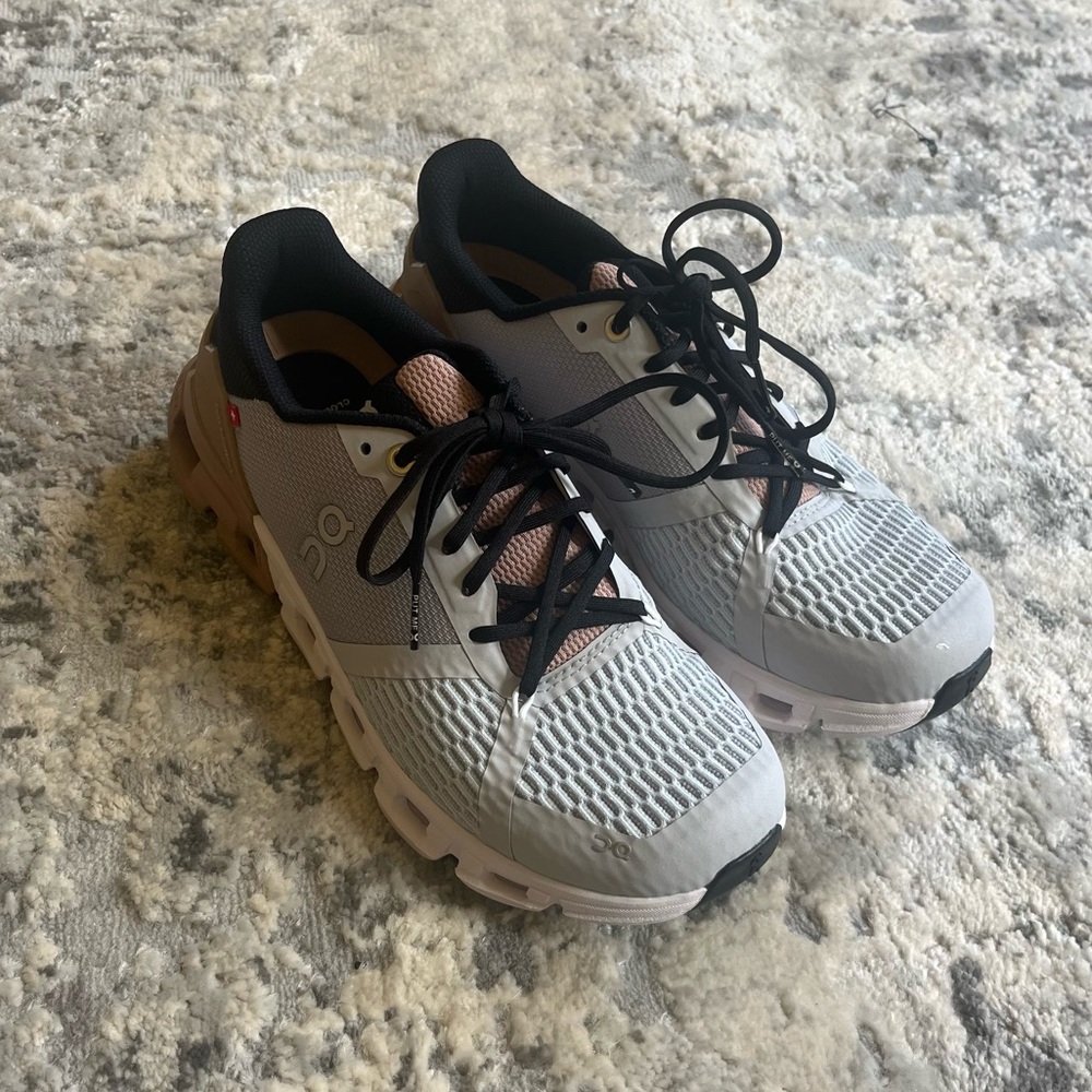 Women’s On Running Cloudflyer Sneaker 👟 Size 6.5